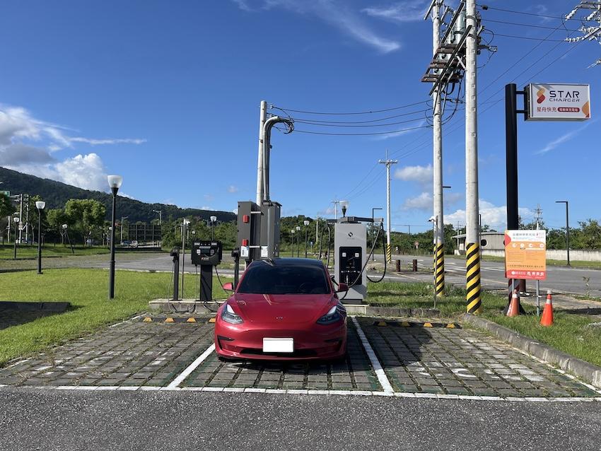 星舟快充在宜花東台鐵車站啟用 9 座充電站點，此為鄰近兆豐農場的林榮新光站，提供 30kW 與雙槍 180kW 充電樁。