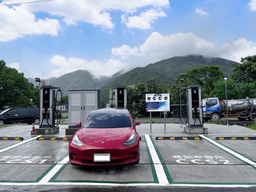北部進入花東的關鍵補電站點，台鐵東澳站設有六槍共 360kW 快充樁。