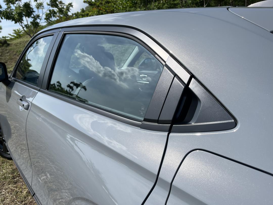 保留前代的隱藏式後車門把手雖然帥氣，不過首次乘坐的乘客可能會找不到把手位置。