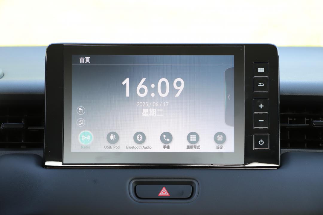 標配8吋中控車機，可進行無線／有線Apple CarPlay與Android Auto連接。