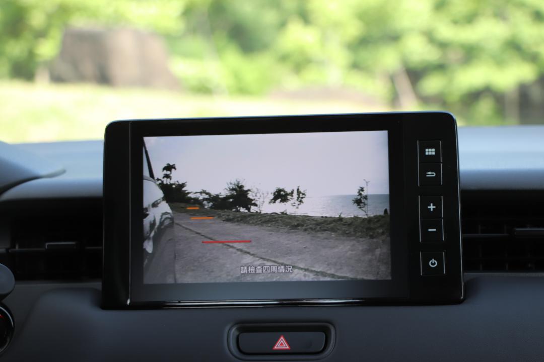啟動LaneWatch盲點監視系統，透過中控螢幕顯示車輛右側狀況。