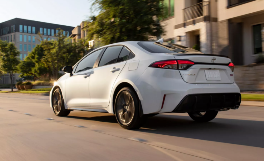 美規 Corolla 搭載 2.0 升汽油與 1.8 升 Hybrid　動力。