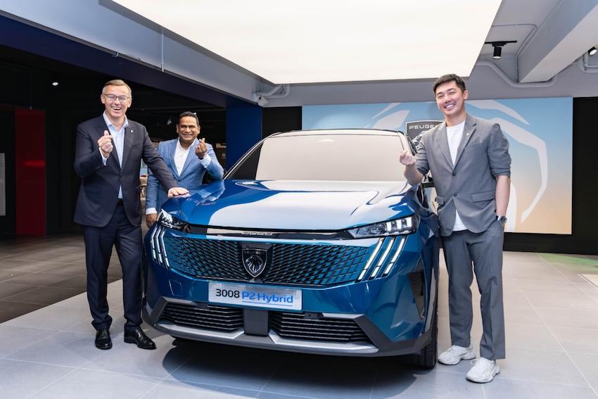 2025 年 2 月上任的 Peugeot 全球執行長 Alain FAVEY（左一），為新北板橋全新據點進行開幕剪綵。