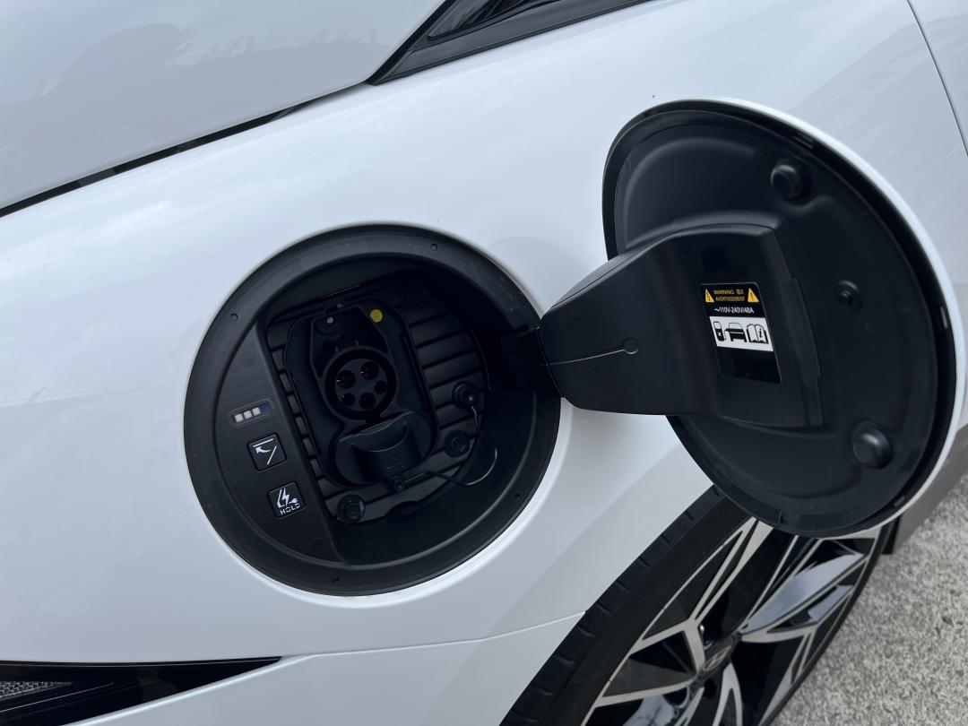 現今快充站多為CCS1與CCS2規格，選擇這兩種規格的電動車款，可增加充電便利性。圖為CCS1。
