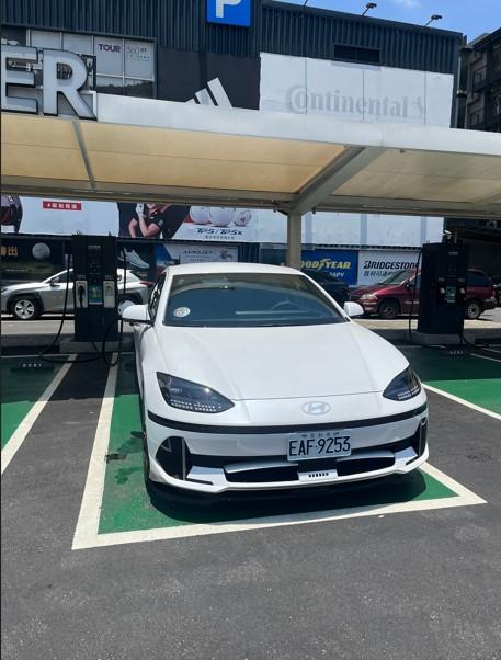 800V電壓充電速度更快，不過還需要考慮成本和充電便利性。