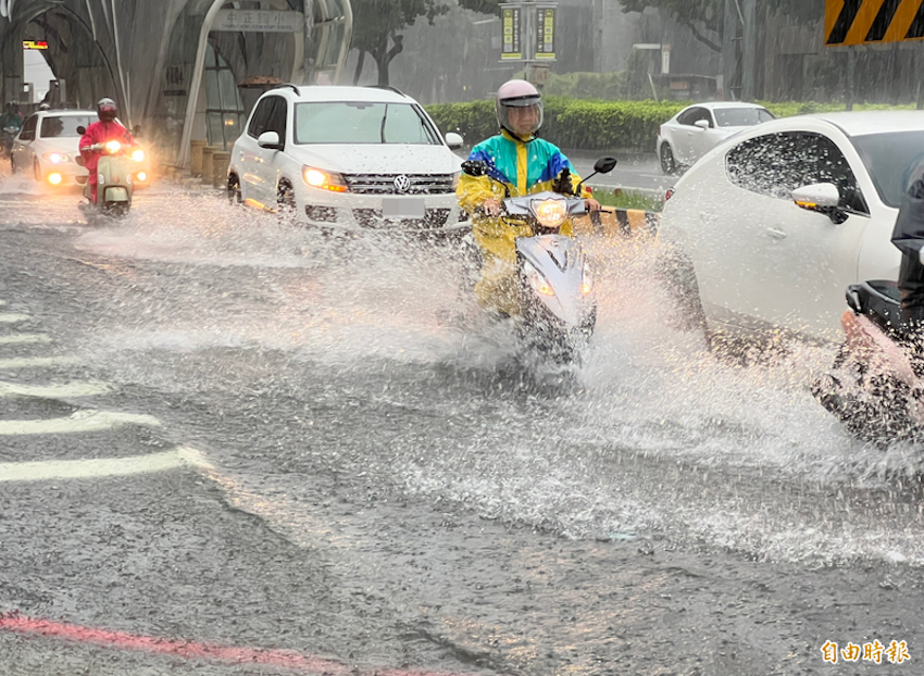 中南部近期連日豪雨，不少路過車輛拋錨熄火受困道路上，不少車輛更成為泡水車。（記者廖耀東攝）