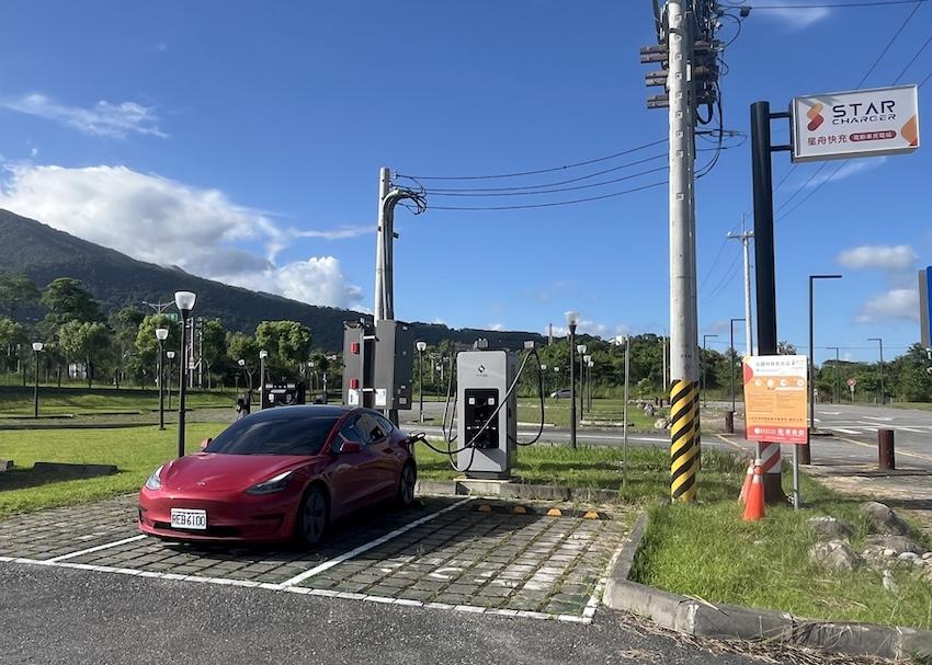 來自 AmpGO 電動車充電地圖統計數據資料，截至 2025 年 6 月底為止，有 3,512 座營運中的充電站，和去年同期相比新增 767 座充電站，年成長率為 28%。