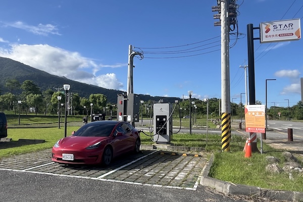 台灣電動車充電站點再創歷史新高！充電槍逼近 1.2 萬支成長 4 成