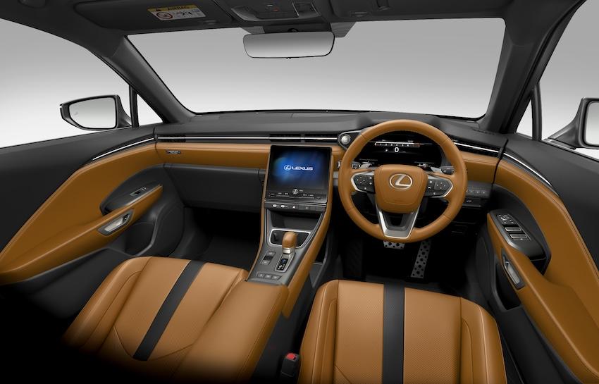 車內座椅、方向盤與飾板使用黄土色。