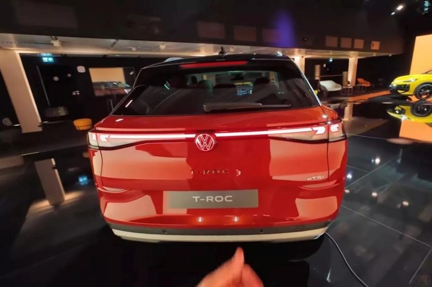 車尾採用簡潔設計並導入貫穿式尾燈與發光廠徽。