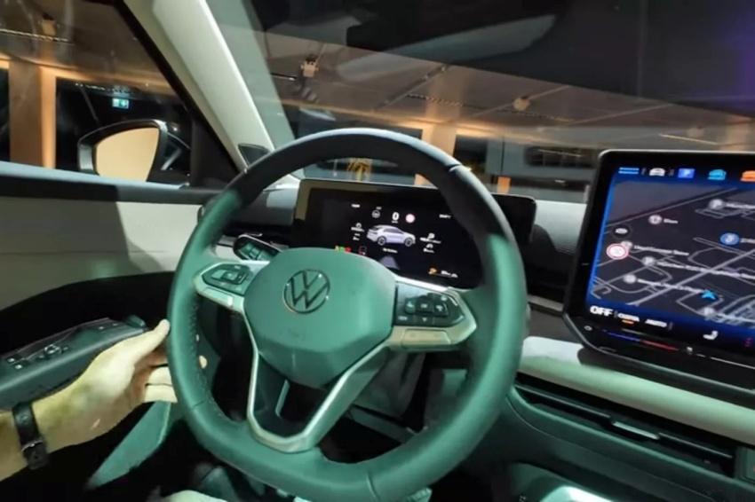 車內採科技座艙布局，並且方向盤重回實體按鍵懷抱。