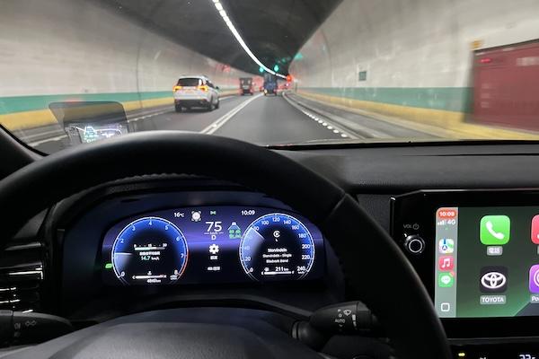 用輔助駕駛反提高開車風險 研究:駕駛過於輕鬆仰賴系統 用輔助駕駛反提高開車風險 研究:駕駛過於輕鬆仰賴系統