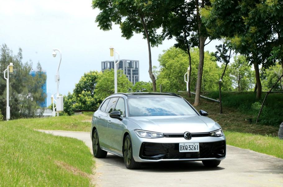 旗艦定位的Passat Variant頂規430 TSI R-Line Performance，售價197.8萬元。
