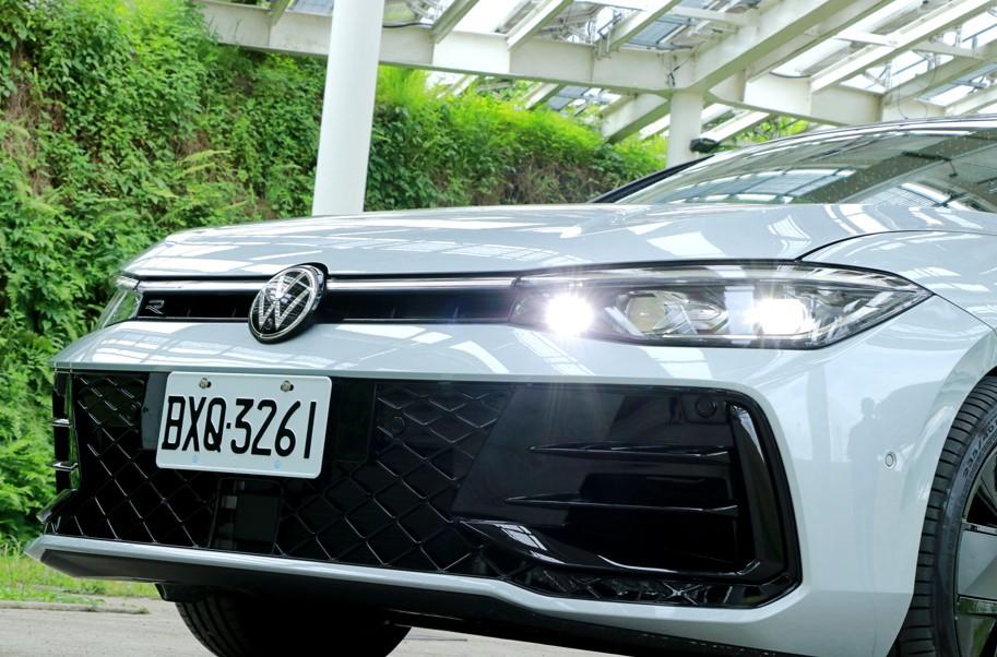 Passat Variant採用新世代家族設計語彙，維持一貫優雅流線的車身設計。