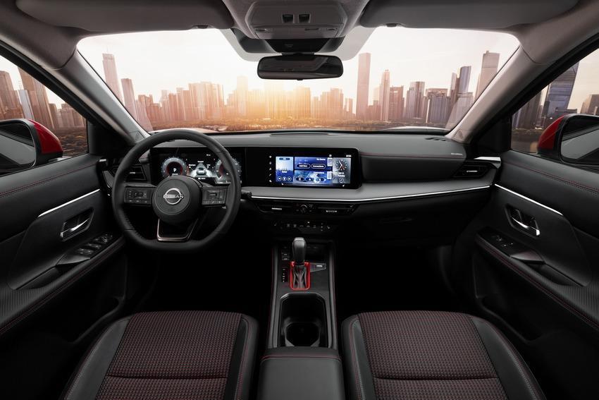 高階車型升級雙 12.3 吋螢幕配置。