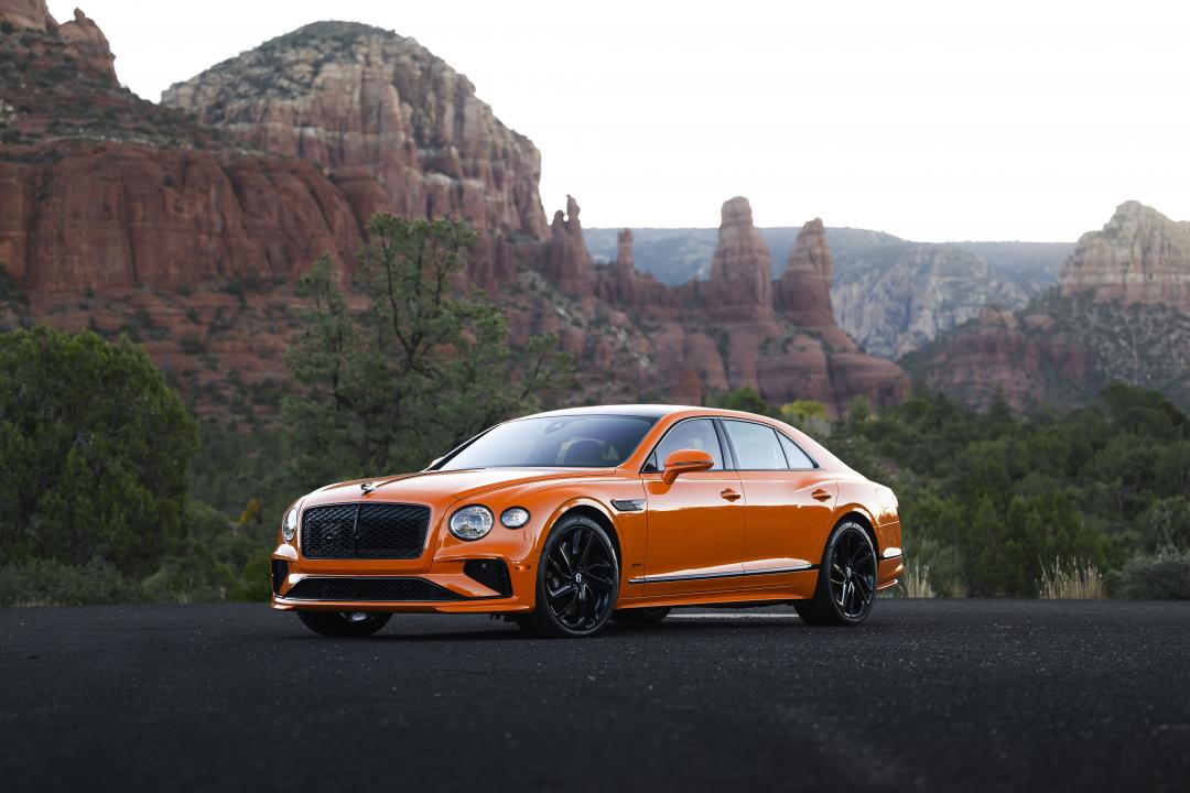 全新Flying Spur Speed透過深色鍍鉻套件，強化整體性能氣焰。
