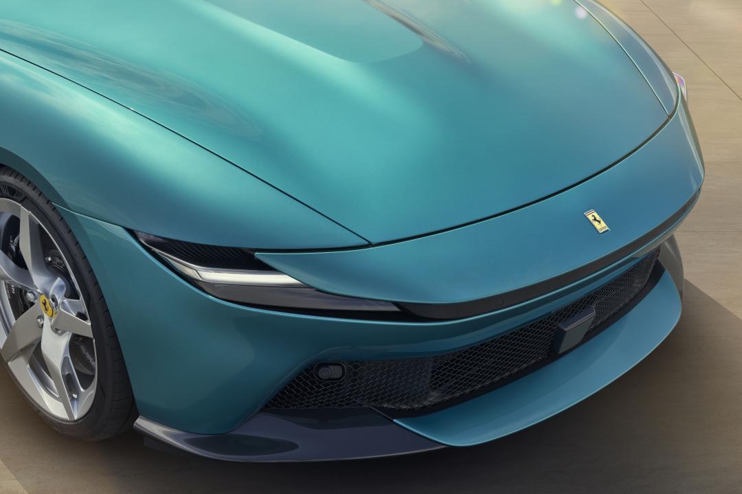 車頭已不見傳統水箱護罩，改以懸浮式前翼設計取代。