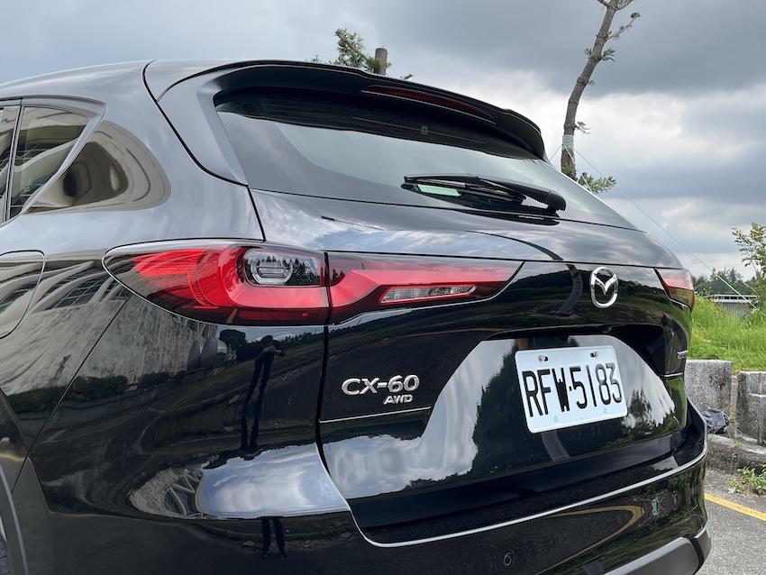 CX-60 25S AWD Exclusive 具備全輪驅動，車尾有 AWD 名牌做識別。