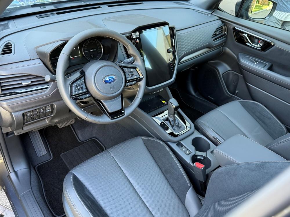 內裝比照 Crosstrek 相同的多層次設計。