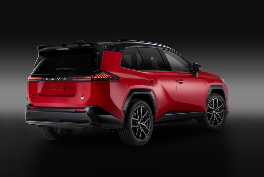 RAV4 GR PHEV Sport 定位在運動休旅，裝扮上自帶強大氣場。