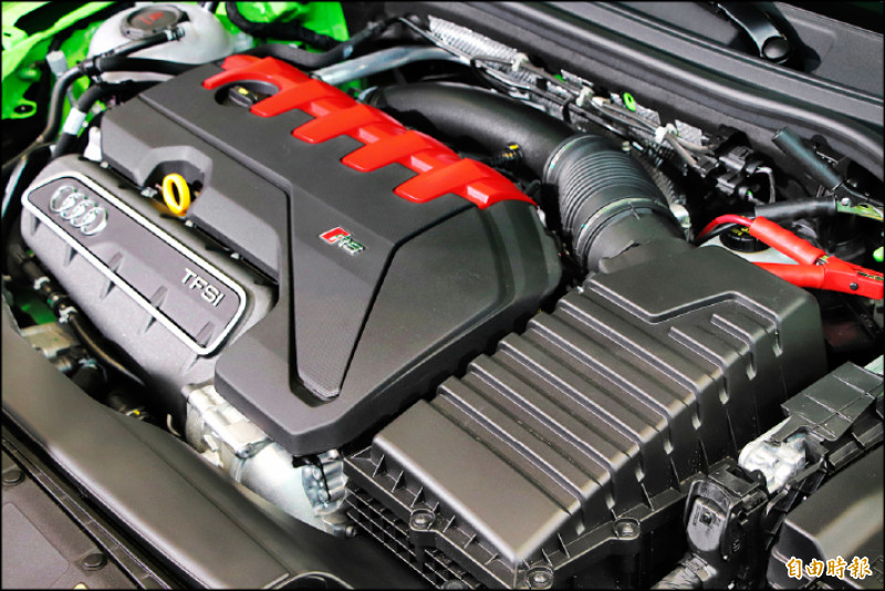 RS 3雙車型皆採2.5升直列五缸渦輪增壓引擎，可輸出400PS最大馬力。（記者陳英傑攝）