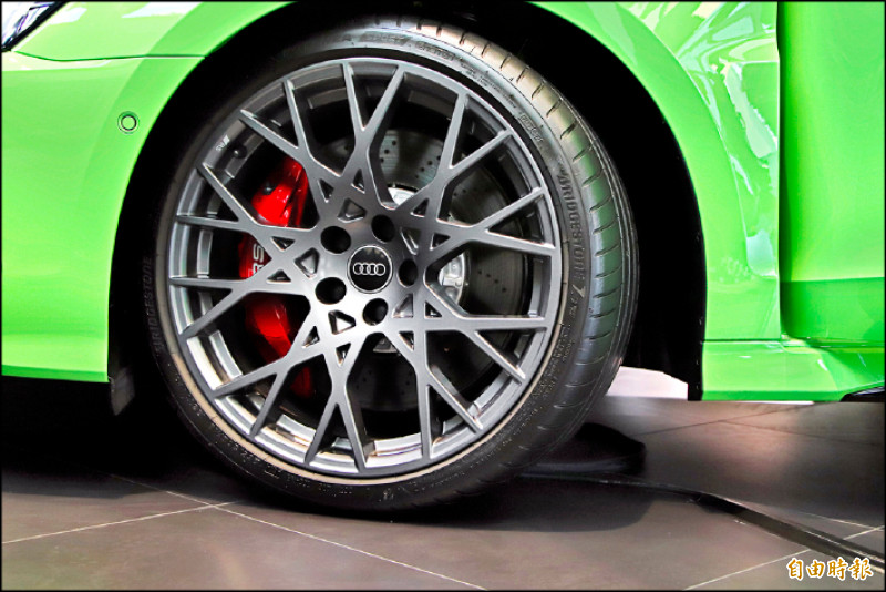 RS 3全車系皆採19吋鑄造鋁圈，造型設計散發強烈的戰鬥氣息。（記者陳英傑攝）