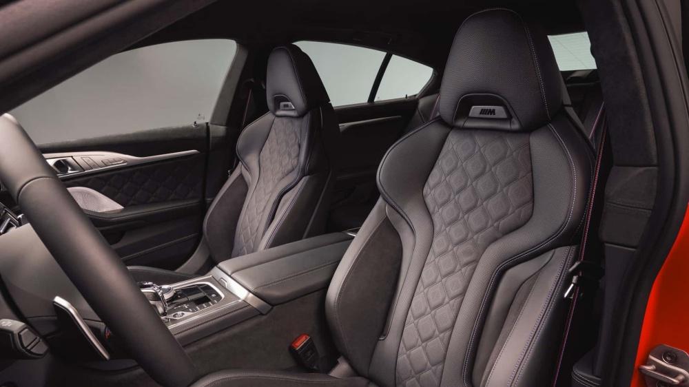 內裝大量採用 Alcantara 面料鋪陳。