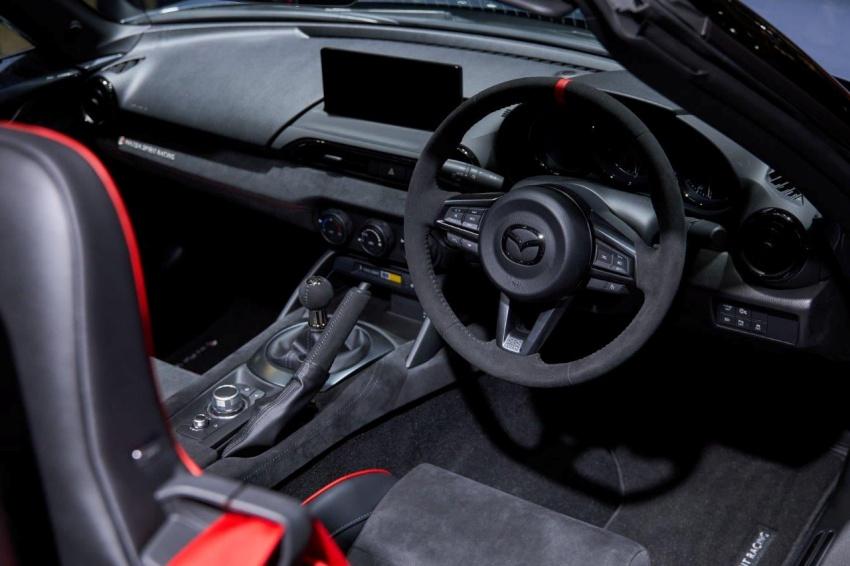 內裝導入絨面皮革鋪陳與賽車座椅。