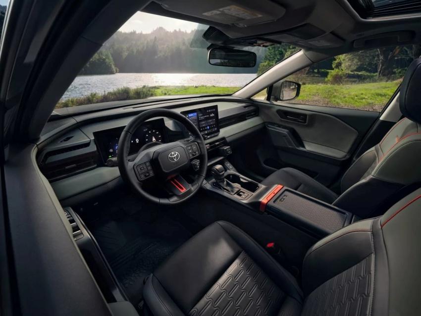 Toyota 新一代 Hilux 內裝預計比照大改款 RAV4 的鋪陳。