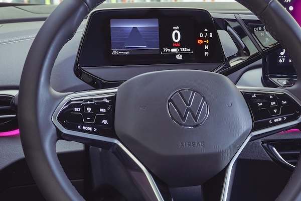 輕輕一碰就撞車！福斯電動車觸控方向盤釀禍  美車主怒告上法院