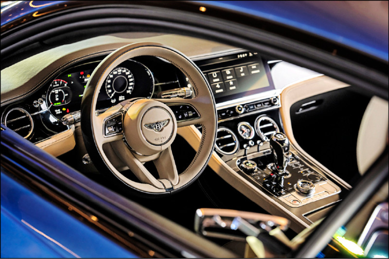 Continental GT維持Bentley英倫優雅氣息，在既有鍍鉻座艙內飾規劃之餘，可另選配深色內裝套件，展露低調豪華風格。