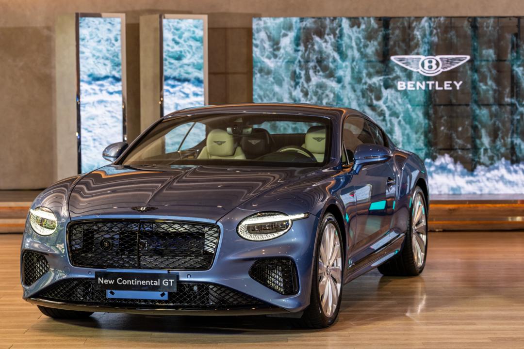 Bentley Continental GT為硬頂雙門跑車，單側單圓頭燈致敬1950年代Speed Six、S2等經典車款。