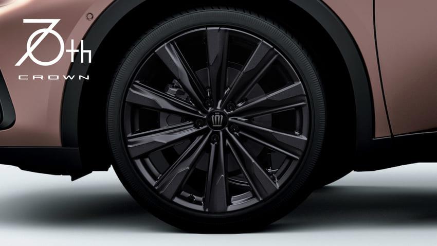 可選用與 70 周年特仕版相同的 21 吋消光黑輪圈。上圖為 Crown Crossover，下圖為 Crown Sport。