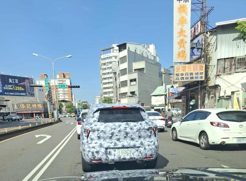 疑似Mitsubishi XForce的偽裝車，出現在台中街頭。（圖片來源：樊姓讀者提供）