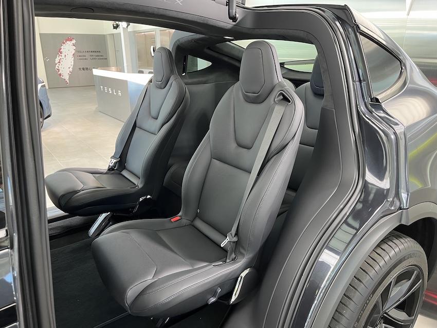 Model X Plaid 車型則為六人座