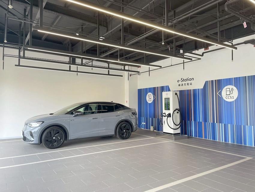 福斯汽車（Volkswagen）在台灣積極佈建充電設備，在台北內湖旗艦展示中心啟用最新充電站，有最高輸出 360kW。