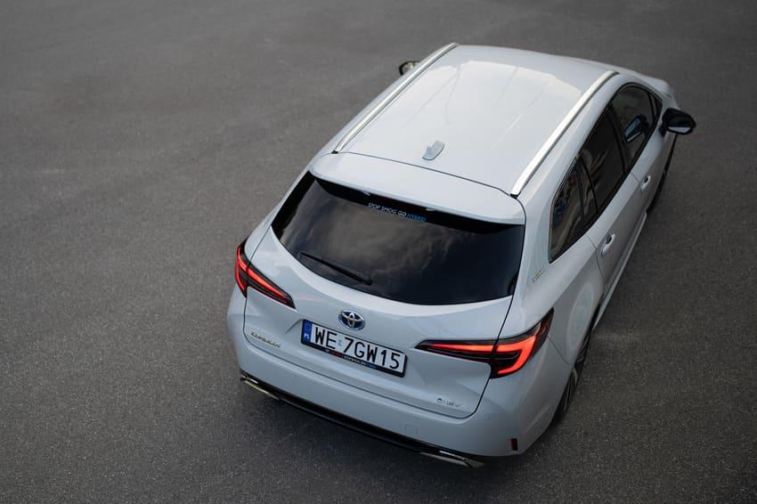 提供 1.8 升、2.0 升 Hybrid 油電動力選擇。