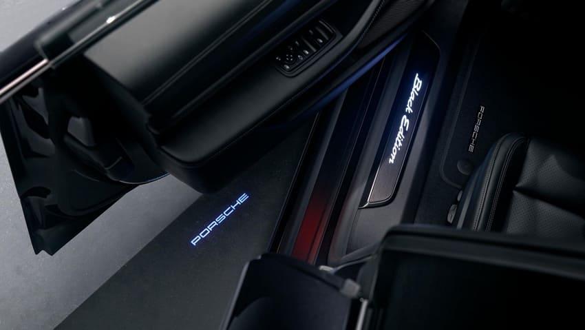 LED 車門照地燈及自發光門檻也是標準配備。