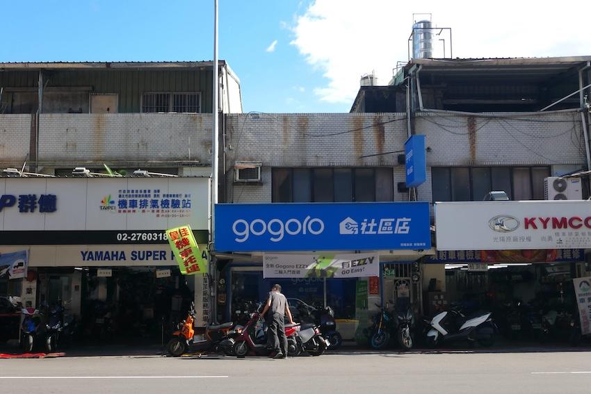 台灣智慧移動產業協會（SMAT）表示，燃油機車降稅衝擊運具電動化，缺乏對電動機車產業的配套支持作為，恐導致市場走回頭路，讓多年來的電動化推廣努力付諸流水。