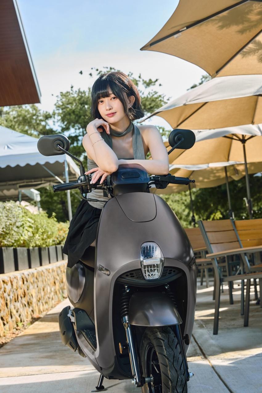 新增雙車色,分別為粉嫩的「水光粉」與沉穩的「摩卡棕」。
