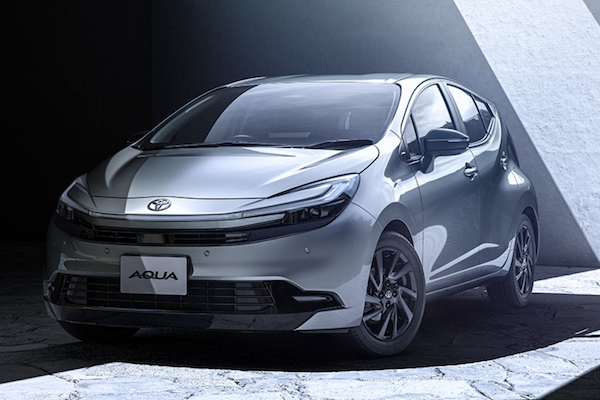 Toyota 油電小車換搭 Prius 帥氣車頭登場！飆 34.3km/l 超省油耗