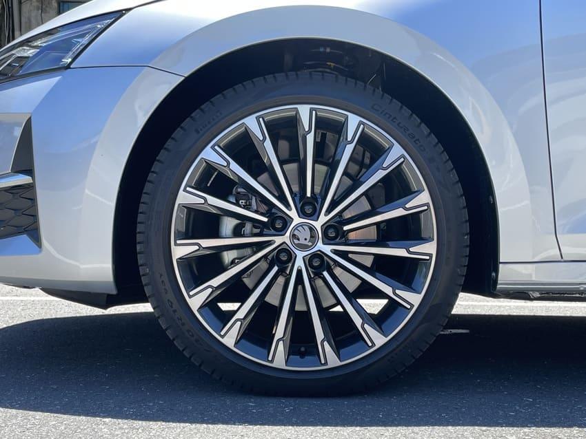 2.0 TSI 4x4 車型升級搭載 19 吋多輻式輪圈作為識別。