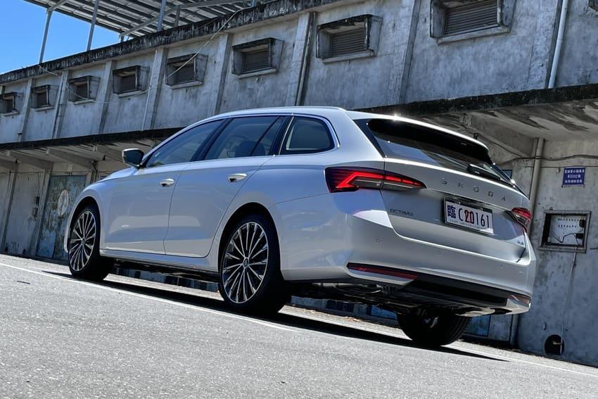 Skoda 暢銷旅行車全員到齊 四驅加持更暢快！小改款 Octavia Combi 2.0 TSI 4x4 搶先開箱