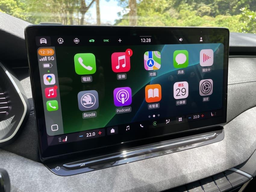 車載系統支援無線 Apple CarPlay/Android Auto，展現科技便利性。
