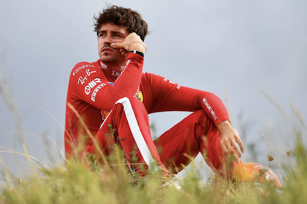 F1 法拉利少主撞車退賽神情讓車迷歪樓！直呼根本在拍個人寫真