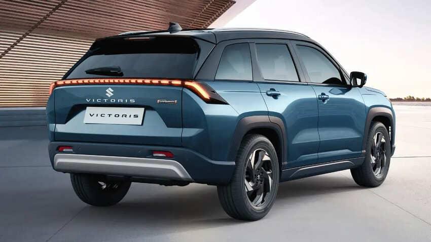 車尾採用橫貫式 LED 尾燈設計，但以分段方式呈現。