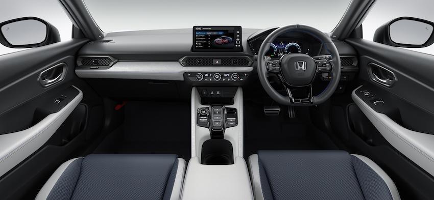 車內以淺白與深藍作為車艙色調規劃。