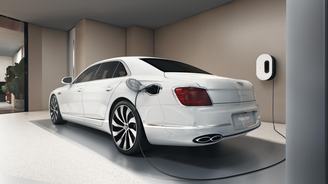 Bentley也在車庫規劃了充電樁，讓Flying Spur這類可充電的性能混合動力車能在家輕鬆充飽電。