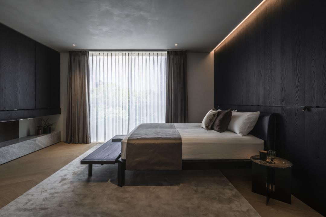 臥室以義大利Molteni&C訂製家具和黑曜岩妝點空間，帶來寧靜的休息時光。