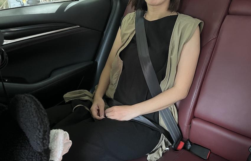 開車上路，除了前座要繫安全帶，後座乘客也要比照辦理，而且不分一般道路或高速公路，否則將會處最高 6000 元罰鍰。
